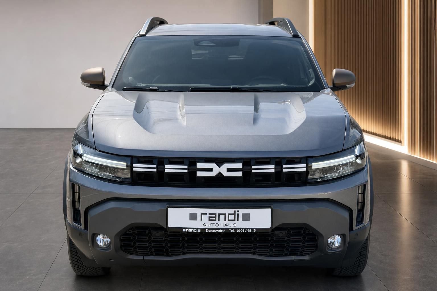 Dacia Duster SUV Frontansicht mit Kuehlergrill im Autohaus