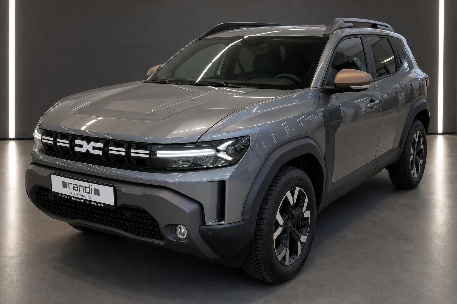 Dacia Duster SUV grau, Nahansicht Front und Seite