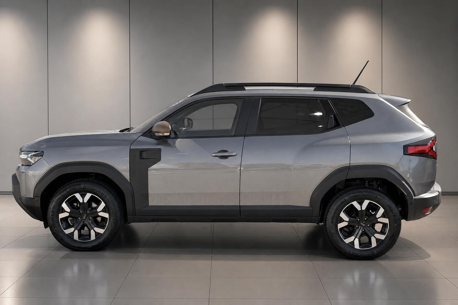 Dacia Duster SUV in Grau, Seitenansicht im Autohaus