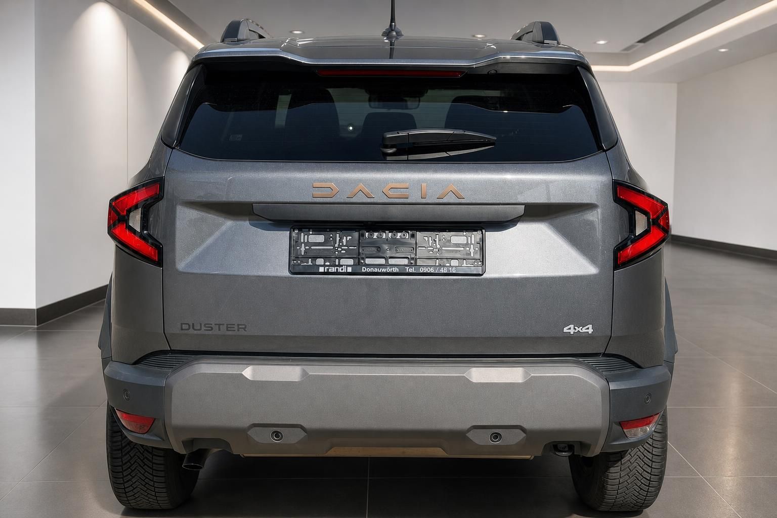 Dacia Duster 4x4 grau Heckansicht im Autohaus