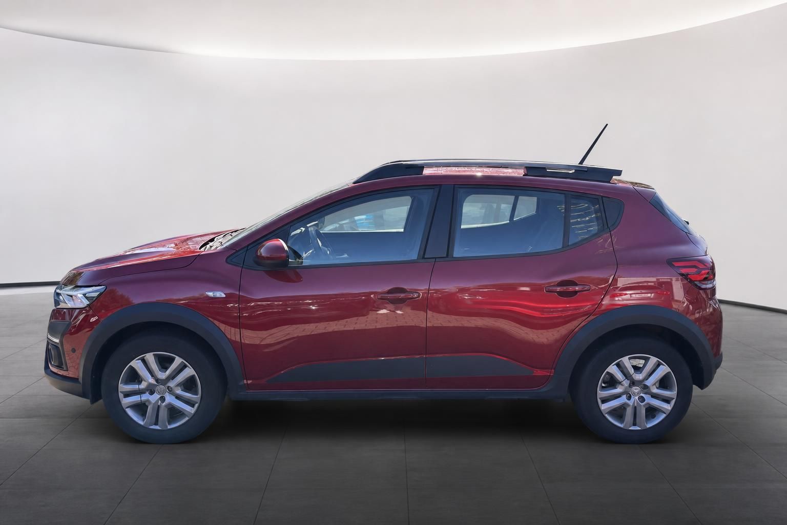Dacia Sandero Stepway roter Kompakt-SUV Seitenansicht mit Panoramadach