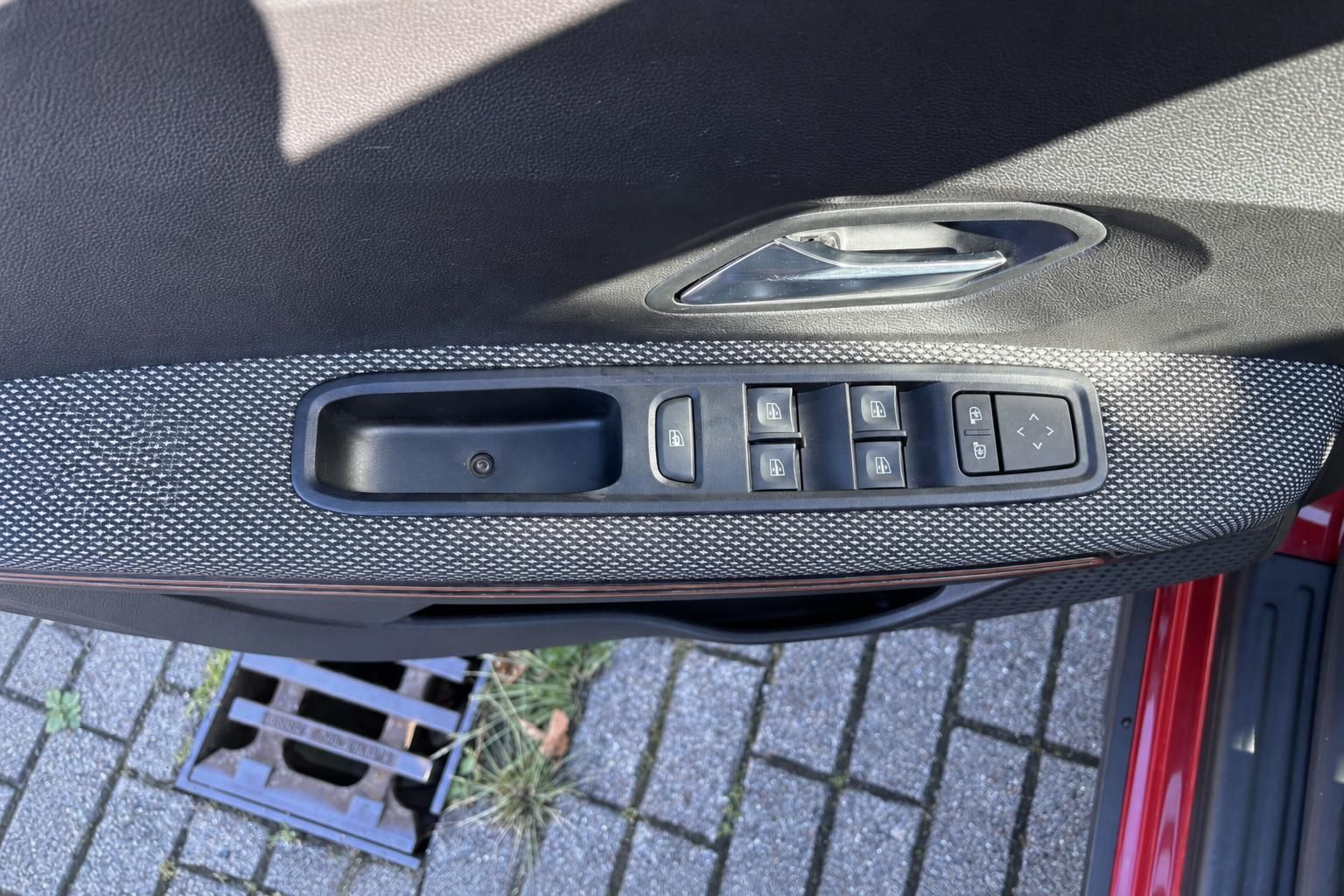 Fensterheber und Türverkleidung Detail im Dacia mit Bedienknöpfen