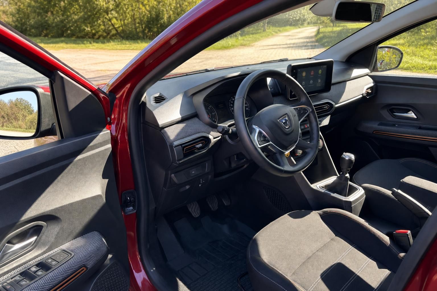 Dacia Innenraum mit Lenkrad Armaturenbrett und Touchscreen schwarze Ausstattung