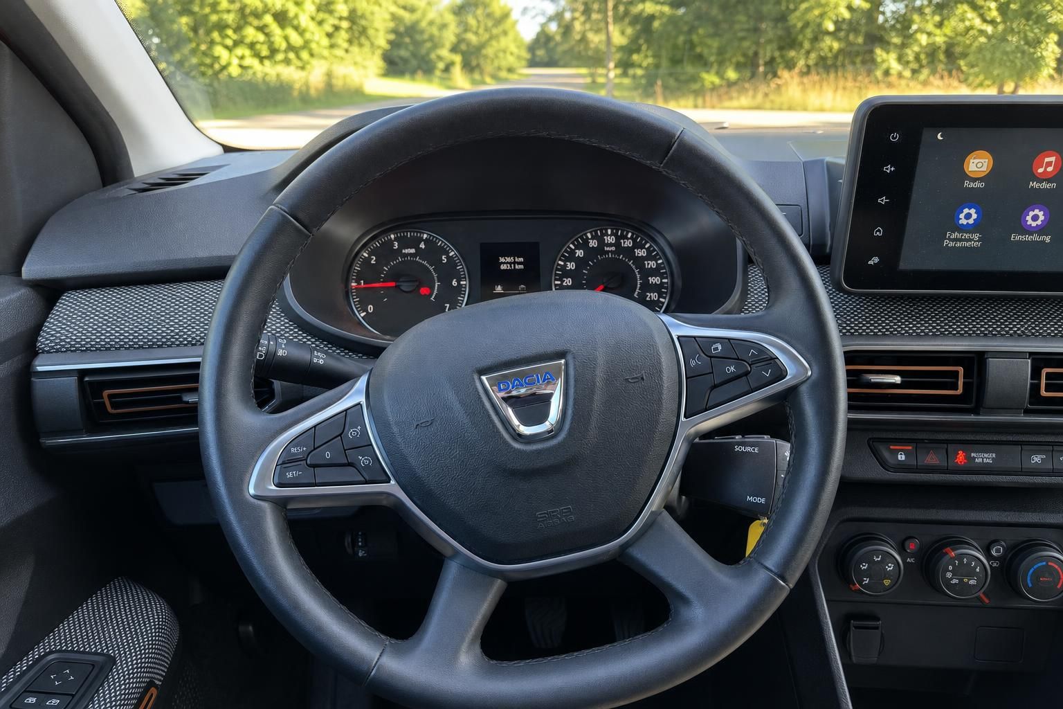 Dacia Cockpit mit Lenkrad, Armaturenbrett und Infotainment-System