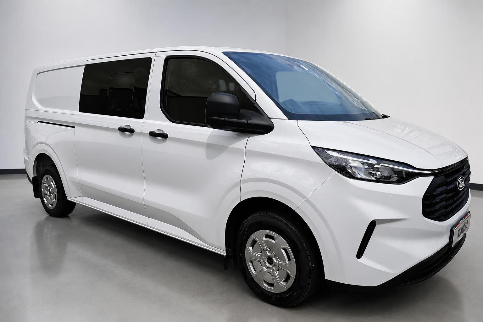 Ford Transit Custom weiß Frontansicht schräg im Studio