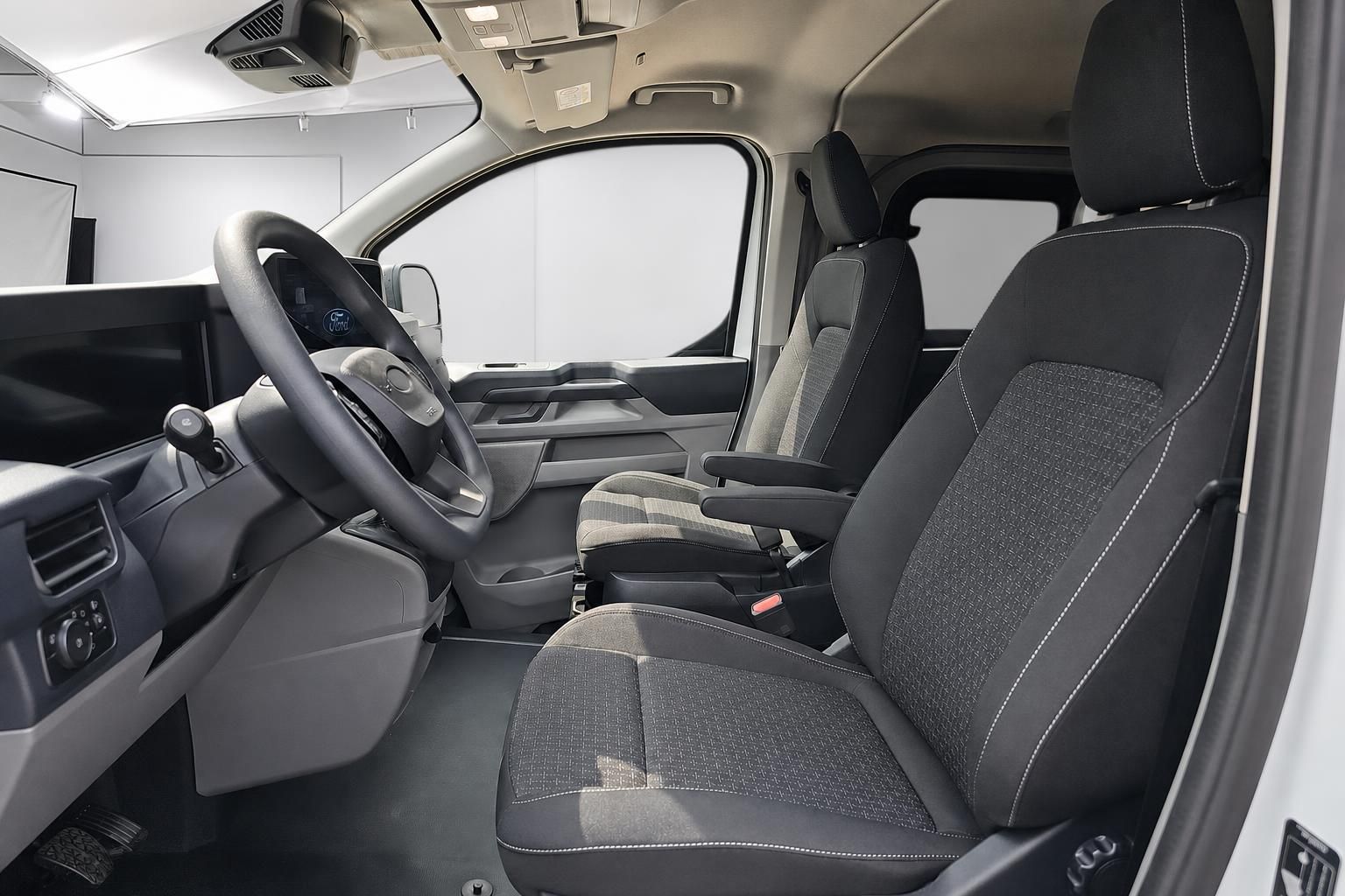 Ford Transit Custom Innenraum mit Vordersitzen und Cockpit