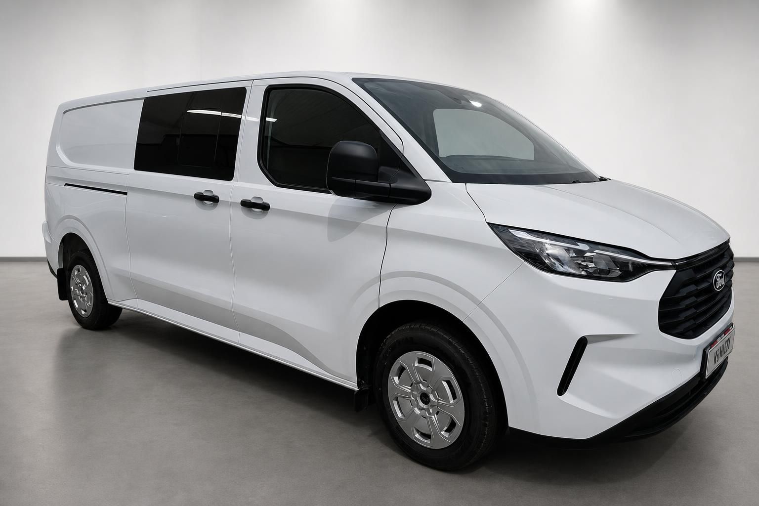 Ford Transit Custom weiß, Frontansicht schräg im Studio