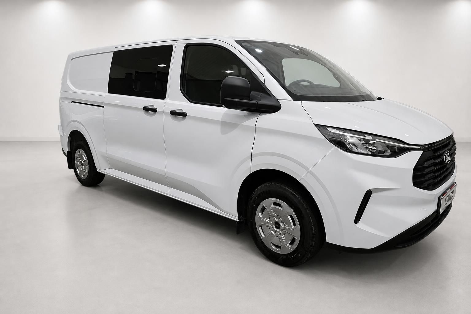 Ford Transit Custom weiß, Kastenwagen schräg vorne im Studio