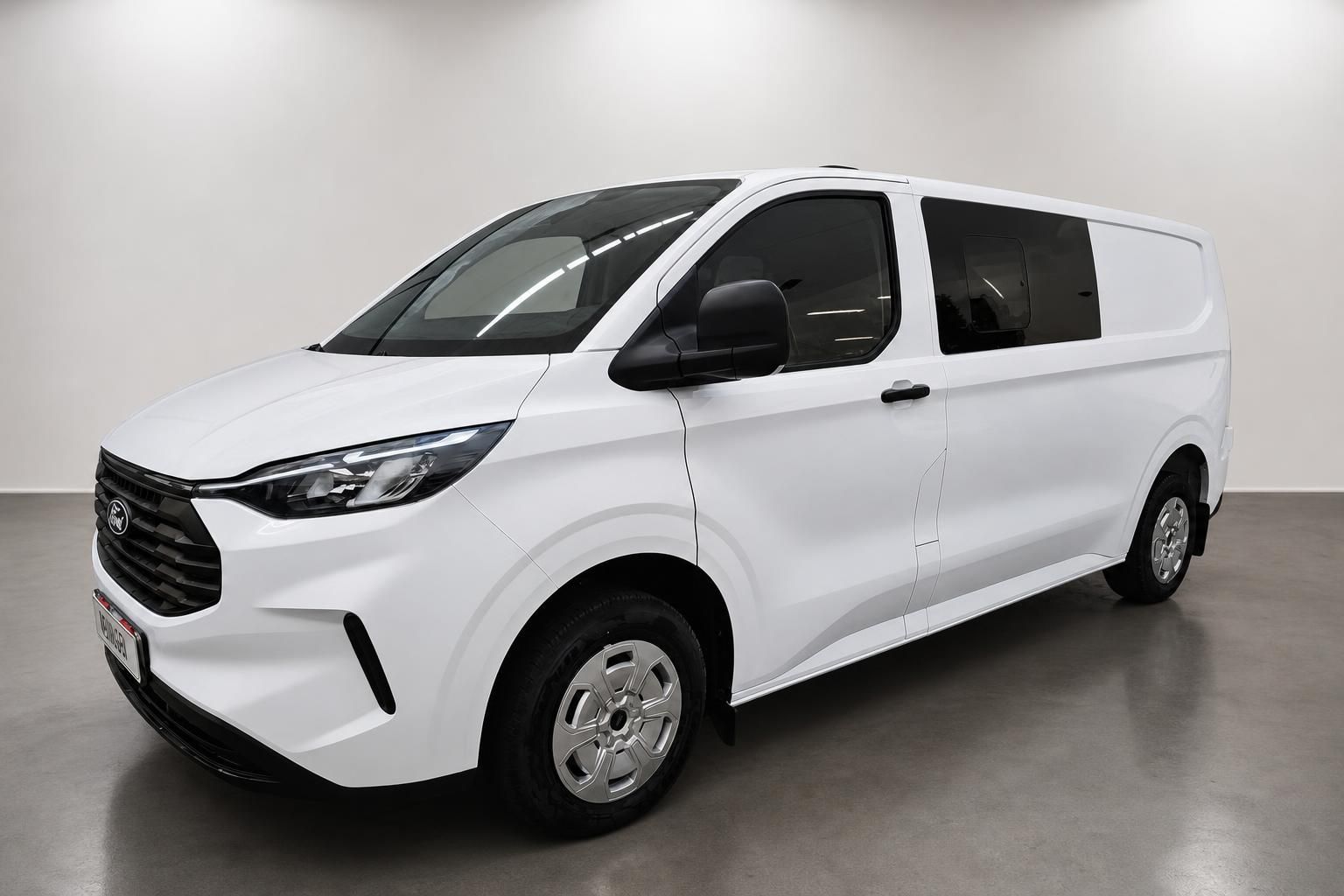 Ford Transit Custom weiß, Seitenansicht schräg vorne im Studio
