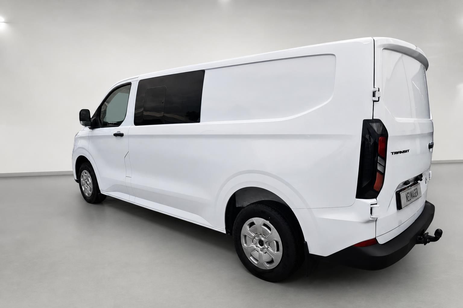 Ford Transit Custom weiß Heckansicht seitlich im Studio