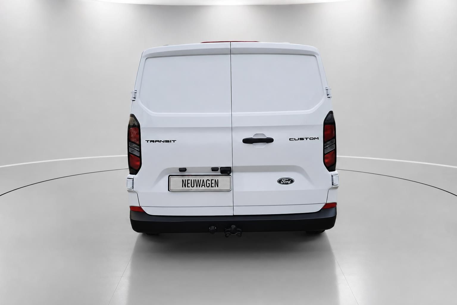 Ford Transit Custom weiß Heckansicht frontal Studioaufnahme