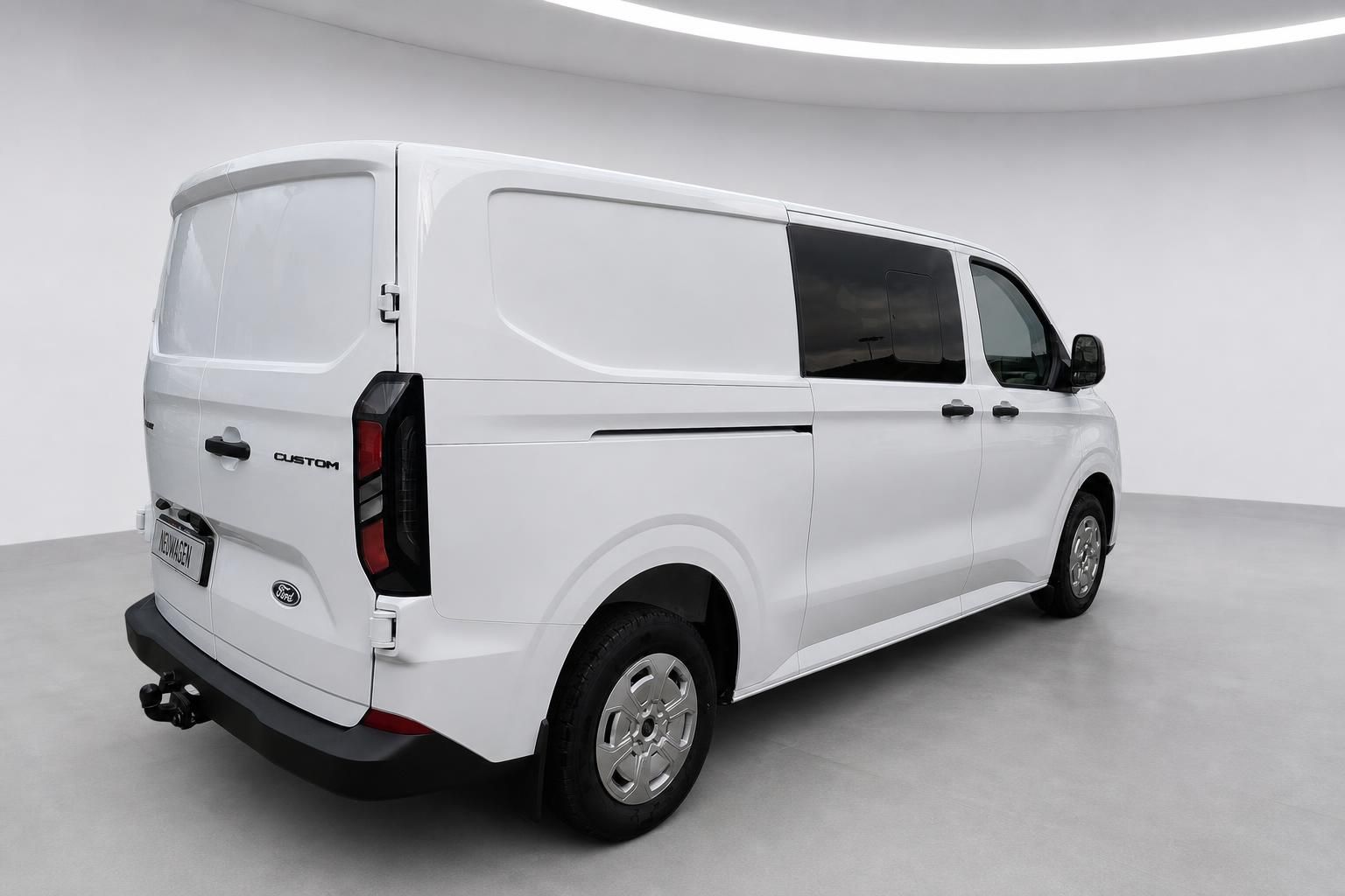 Ford Transit Custom weiß Heckansicht mit Anhängerkupplung