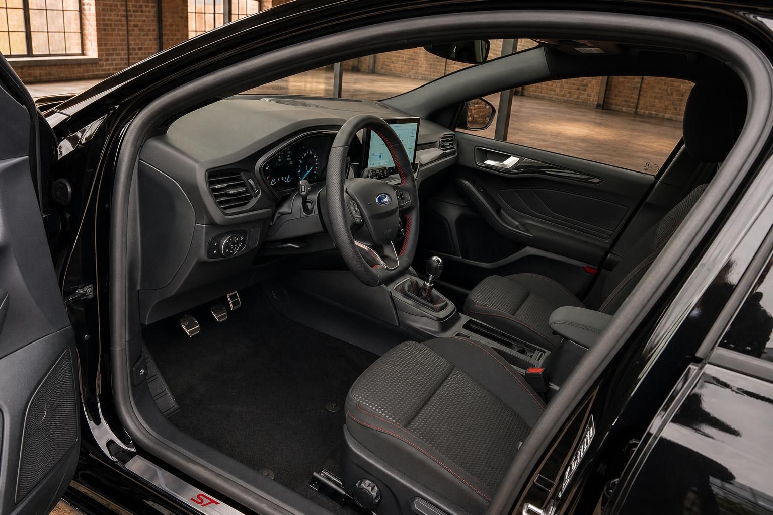 Ford Focus ST Innenraum mit Sportsitzen und Lenkrad Cockpitansicht