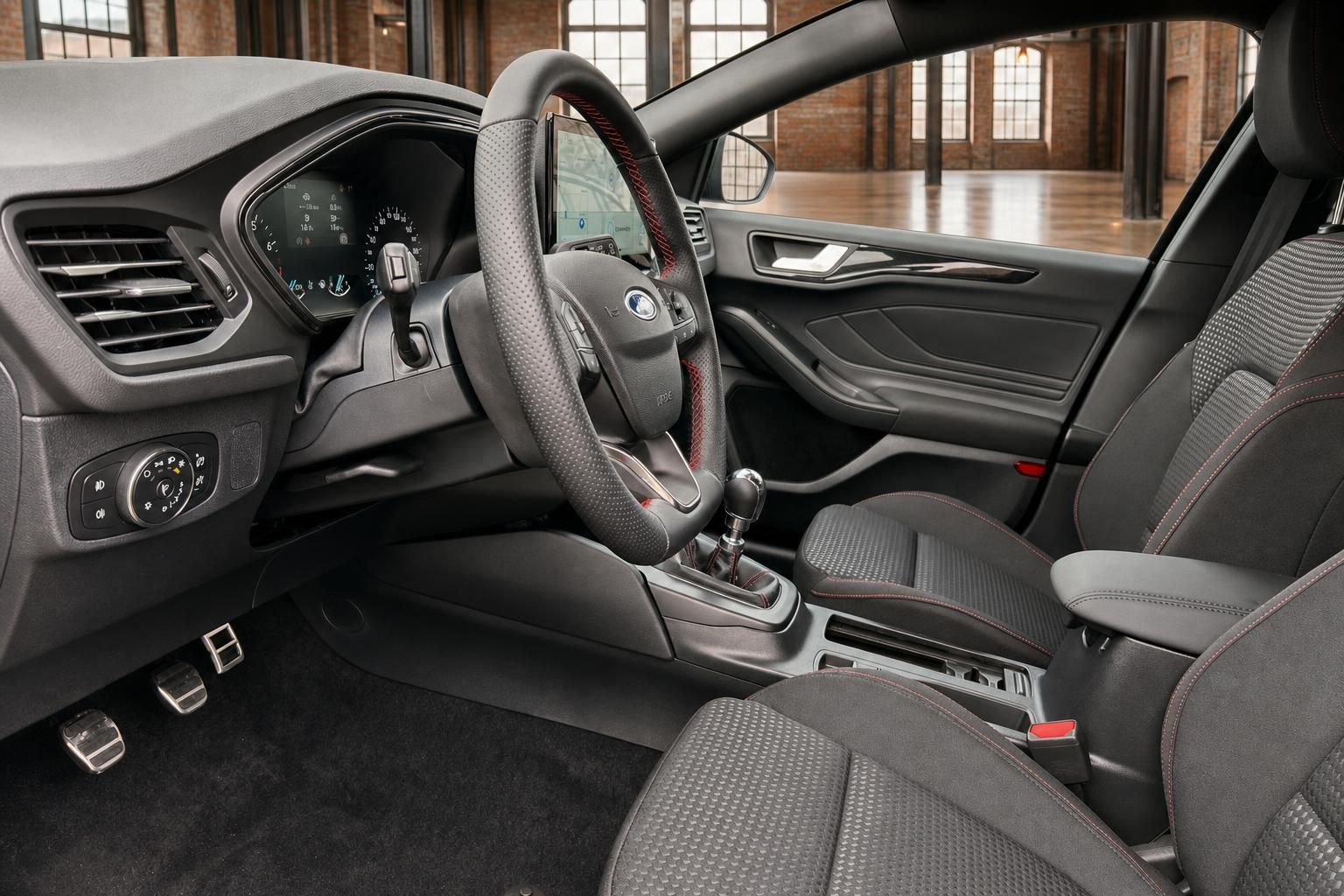 Ford Innenraum mit Sportlenkrad, Schaltung und roten Ziernaehten