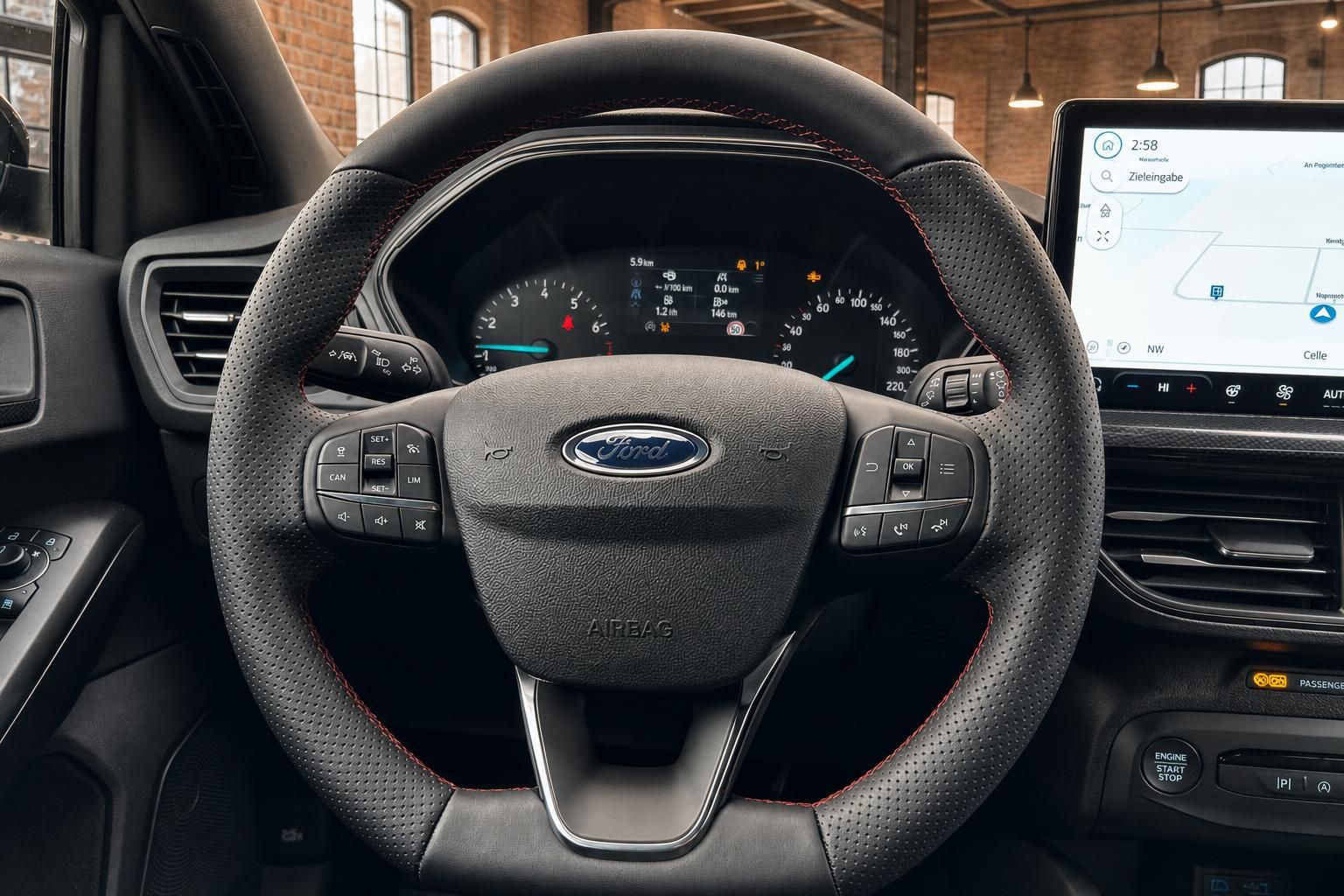 Ford Lenkrad Nahaufnahme mit Bedienelementen und Navigationsdisplay
