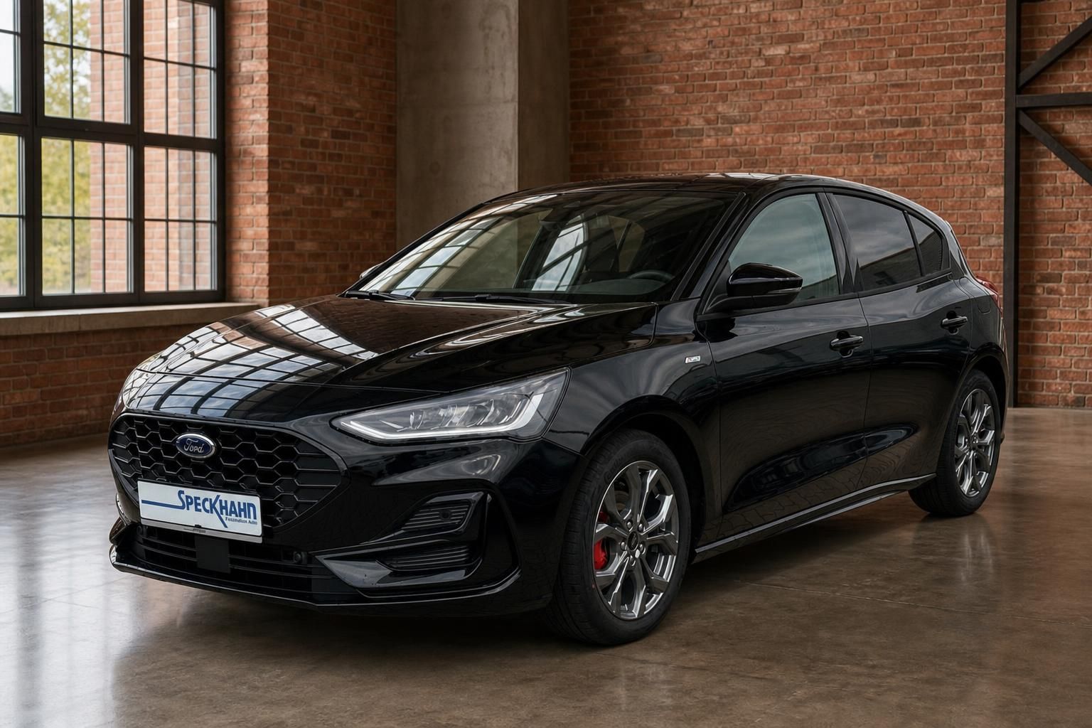 Ford Focus schwarz, Frontansicht schraeg in Loft-Ausstellungsraum