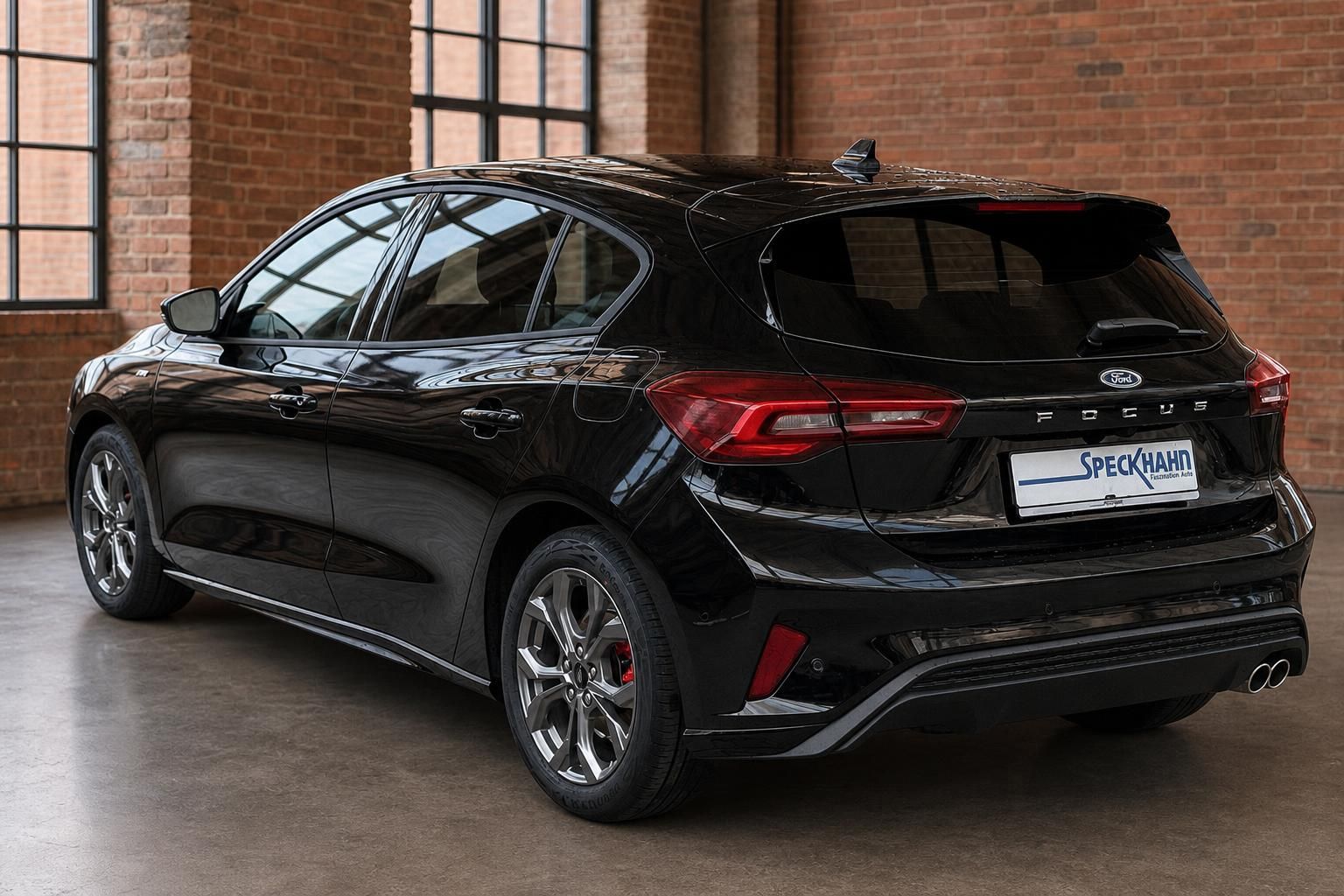 Ford Focus schwarz, Heck schraeg von hinten links fotografiert