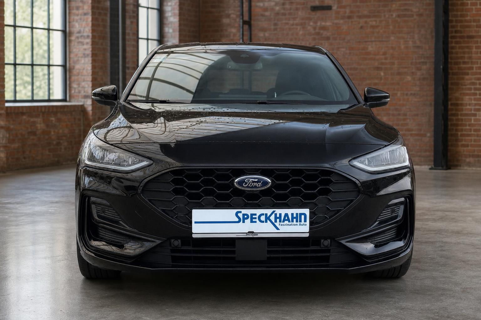 Ford Focus schwarz Frontansicht mit Kühlergrill und LED-Scheinwerfern