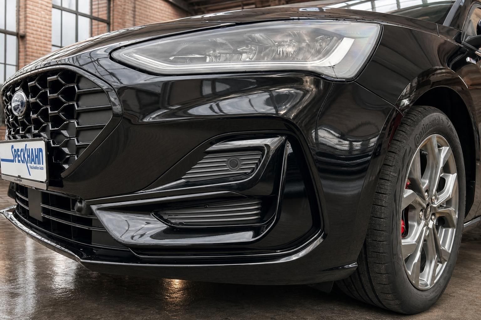 Ford Focus schwarz Frontstoßstange und Scheinwerfer Detailansicht