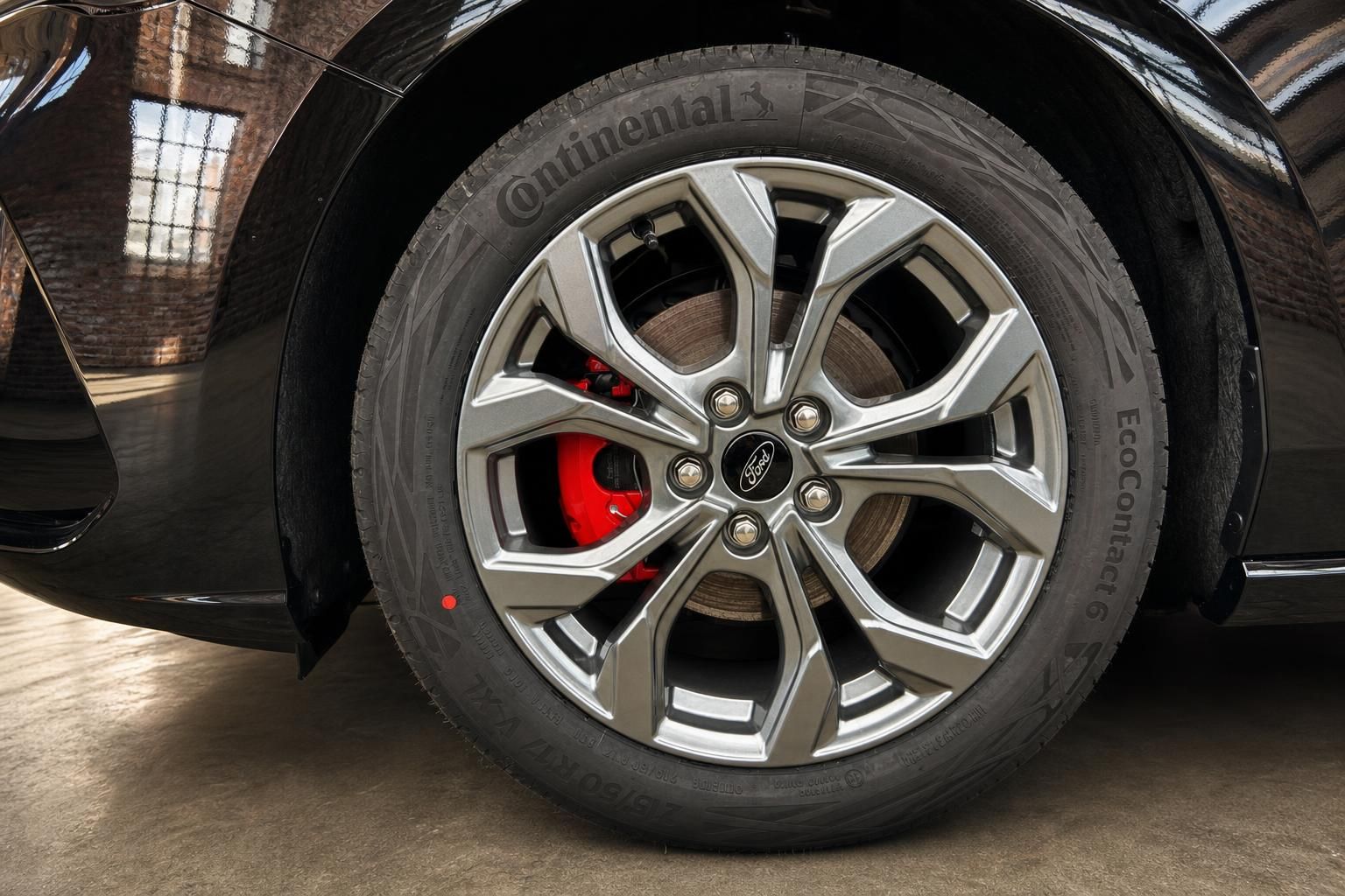 Ford Focus Leichtmetallfelge mit rotem Bremssattel im Detail