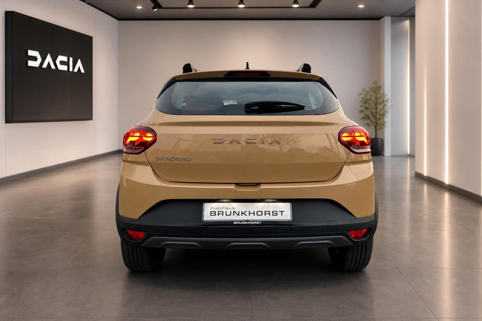 Dacia Sandero Stepway Heckansicht in beiger Metallic-Lackierung mit LED-Rückleuchten im Autohaus