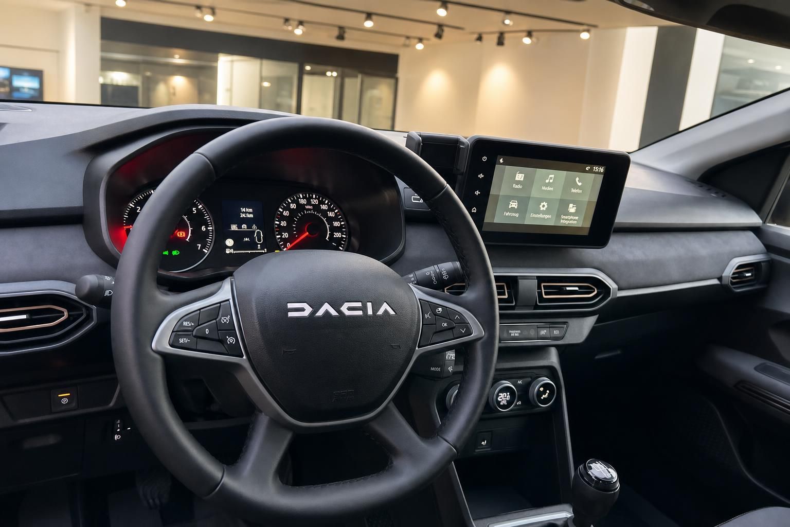 Dacia Sandero Lenkrad-Detail mit Multifunktionstasten, Kombiinstrument und Touchscreen-Display