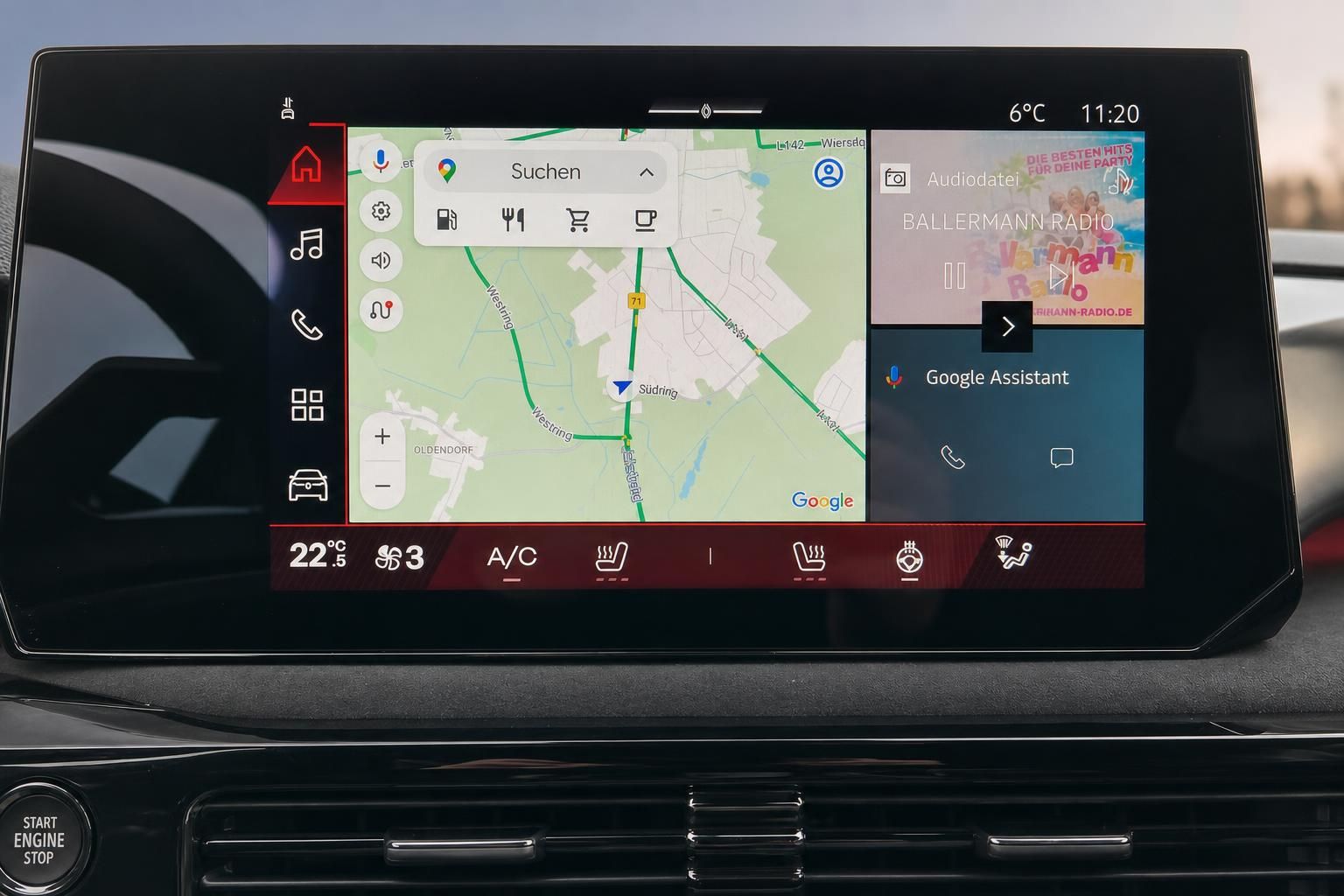 Modernes Infotainment-System mit Navigationskarte und Google Assistant