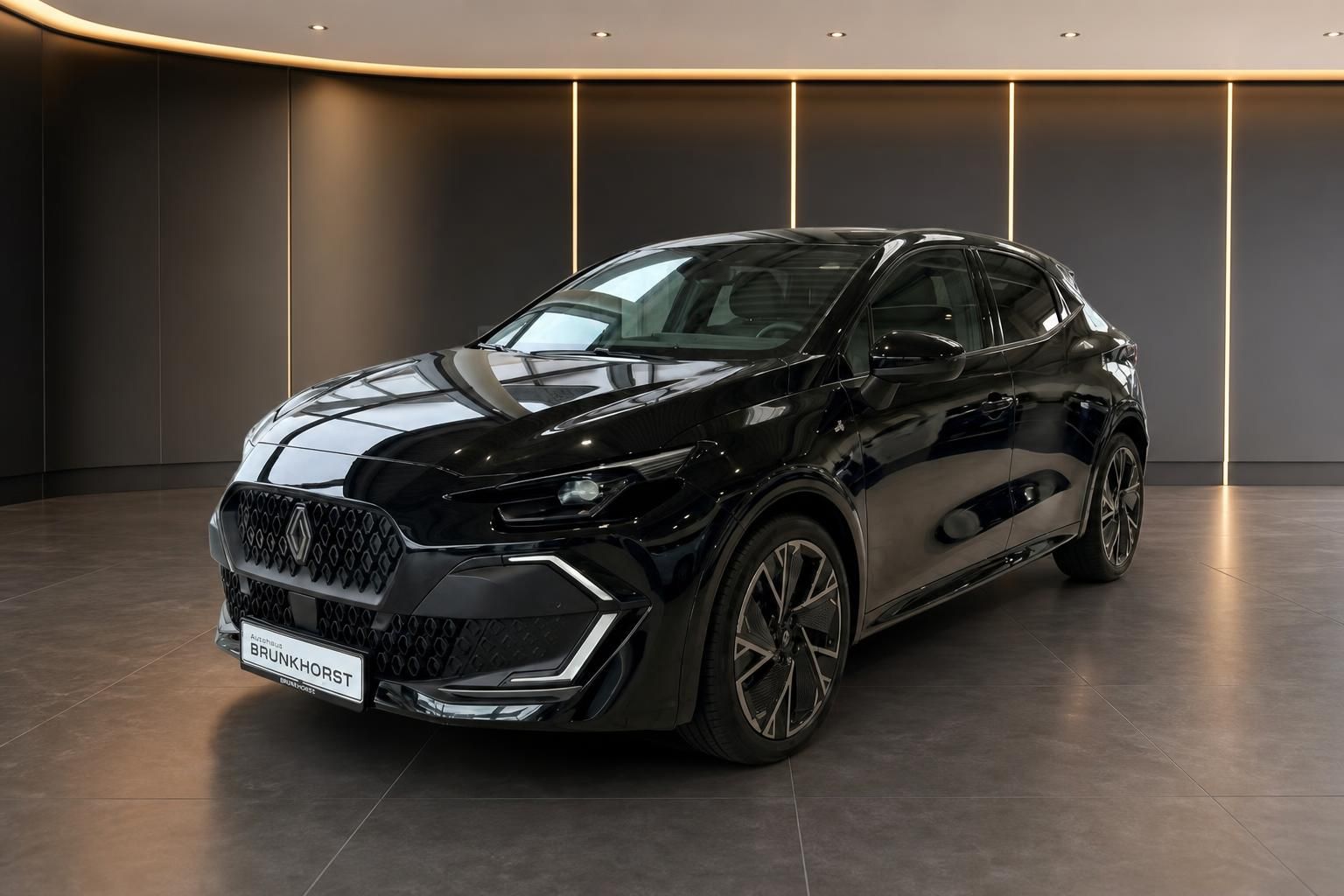 Renault schwarzer SUV Schrägansicht vorne im Autohaus Brunkhorst Showroom