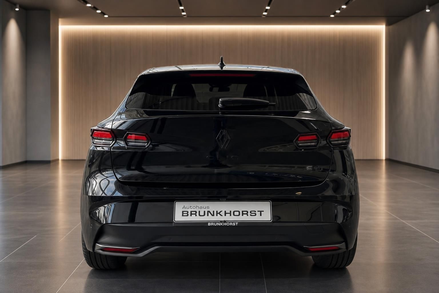Renault schwarzes Fahrzeug Heckansicht im Autohaus Brunkhorst Showroom