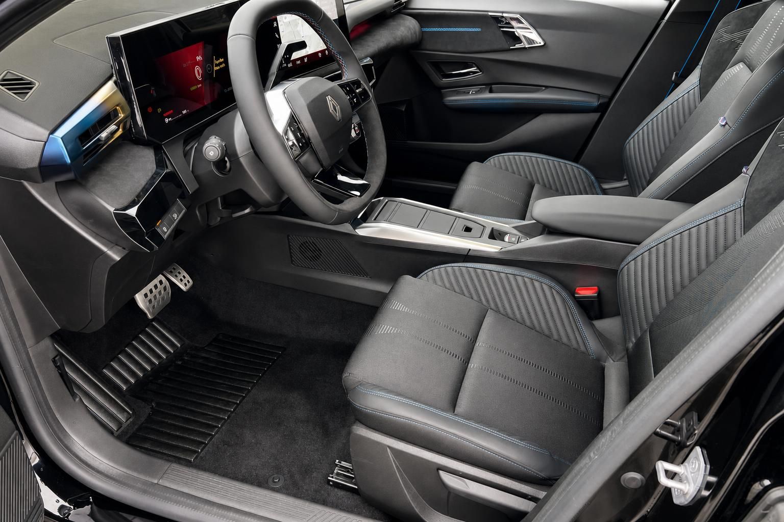 Renault Fahrzeug Innenraum Cockpit mit grauer Lederausstattung und modernem Display