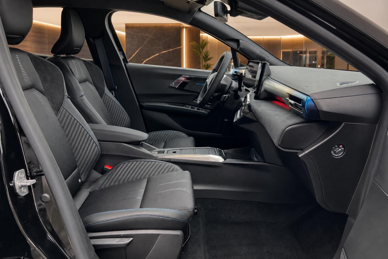 Innenraum eines modernen Fahrzeugs mit schwarzen Sitzen und eleganter Ausstattung