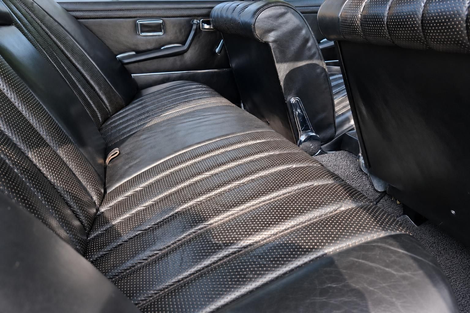 Mercedes-Benz 280 SE 3.5 W108 Rücksitzbank schwarz mit Stoff-Leder-Kombination Oldtimer