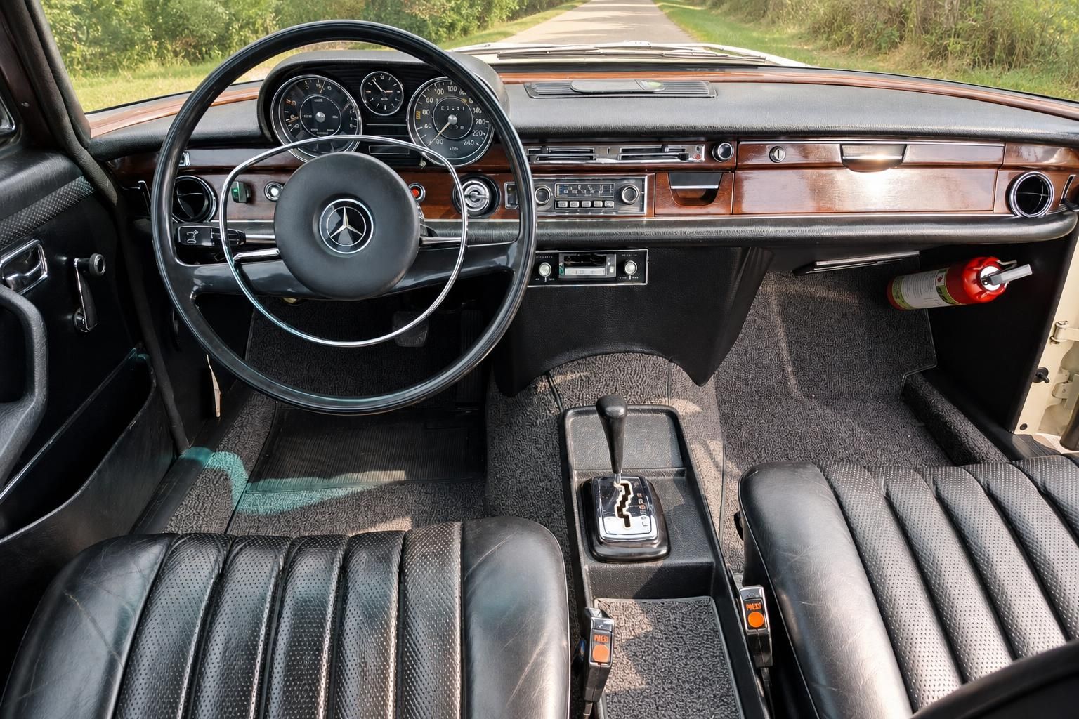 Mercedes-Benz Oldtimer Innenraum – Armaturenbrett mit Holzdekor, Lenkrad und Automatikgetriebe
