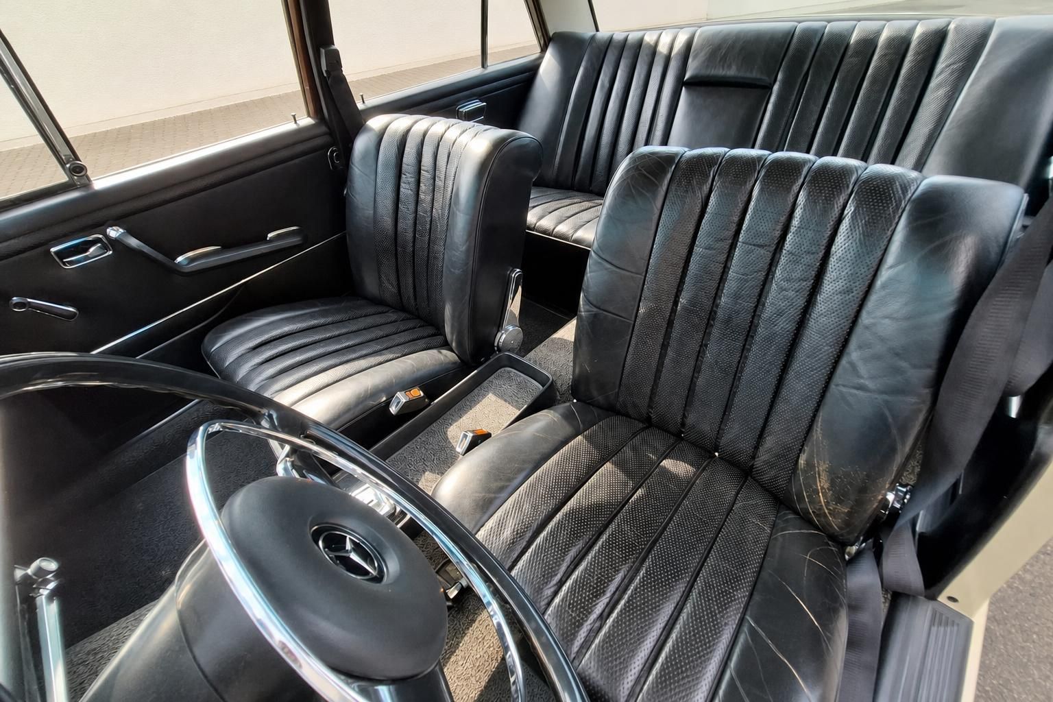 Mercedes-Benz Oldtimer Rücksitzbank – schwarzes Leder mit Vordersitzen und Lenkrad im Innenraum