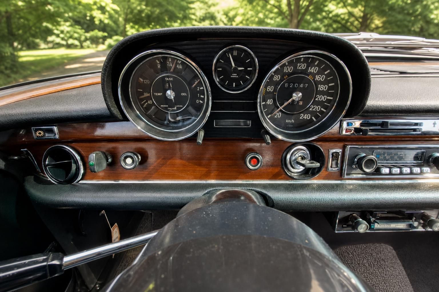 Mercedes-Benz Oldtimer Armaturenbrett – VDO-Instrumente, Tacho bis 240 km/h und Holzdekor-Verkleidung