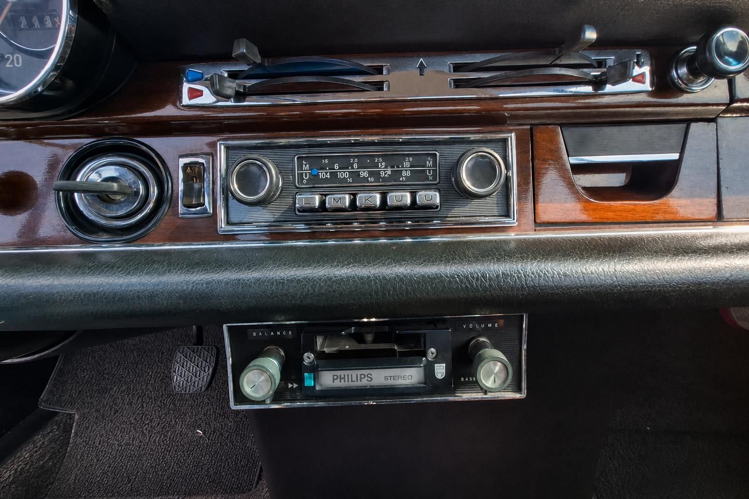 Mercedes-Benz Oldtimer Mittelkonsole – Blaupunkt Radio und Philips Stereo Kassettendeck im Holzdekor