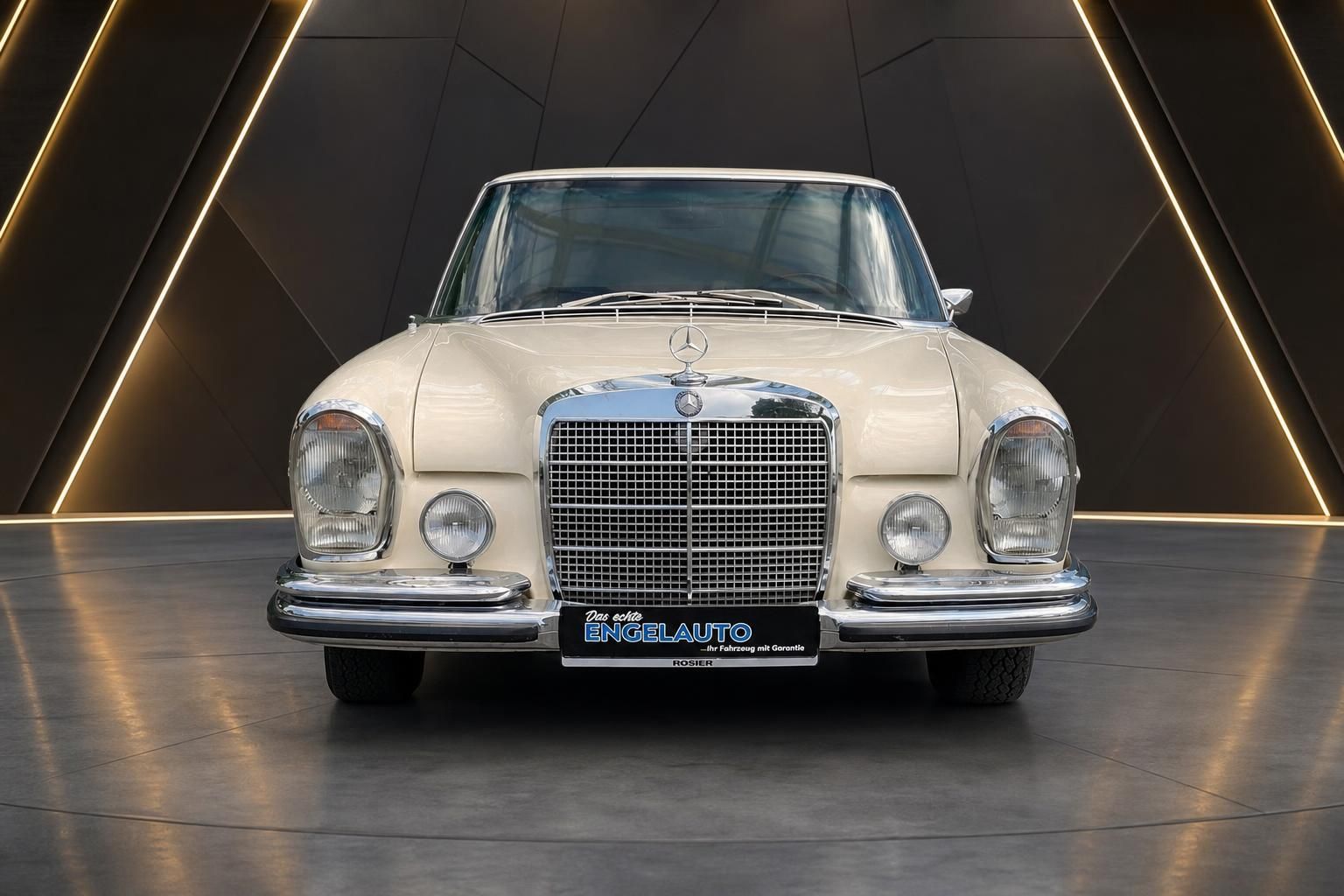 Mercedes-Benz 280 SE W108 Klassiker cremeweiß Frontansicht im Fotostudio