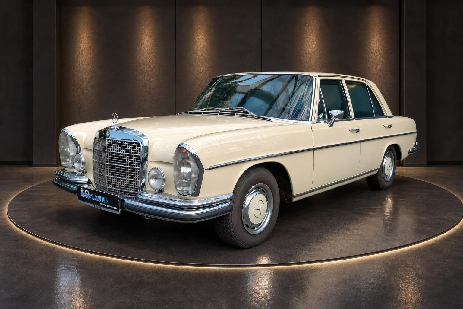 Mercedes-Benz 280 SE W108 Klassiker cremeweiß Frontansicht schräg rechts