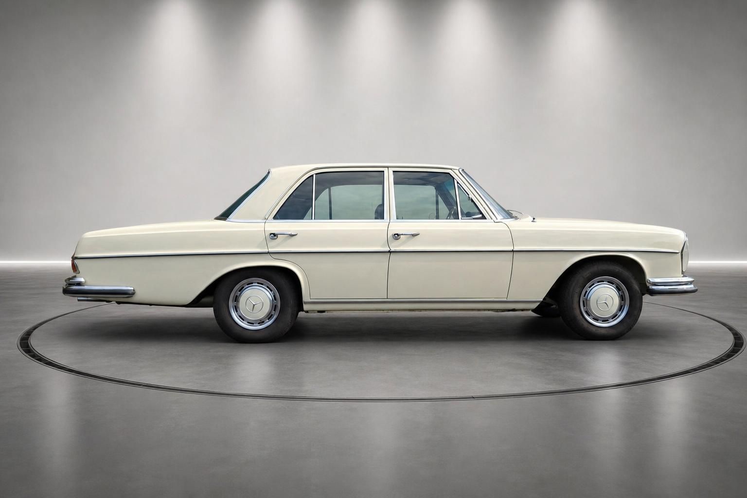 Mercedes-Benz 280 SE W108 Oldtimer cremeweiß Seitenansicht auf Drehteller