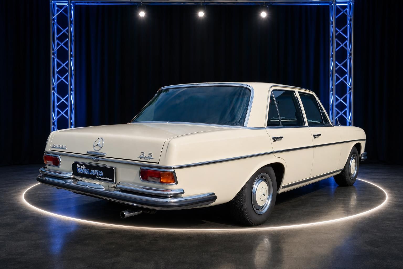 Mercedes-Benz 280 SE 3.5 Automatic W108 cremeweiß Heckansicht Klassiker