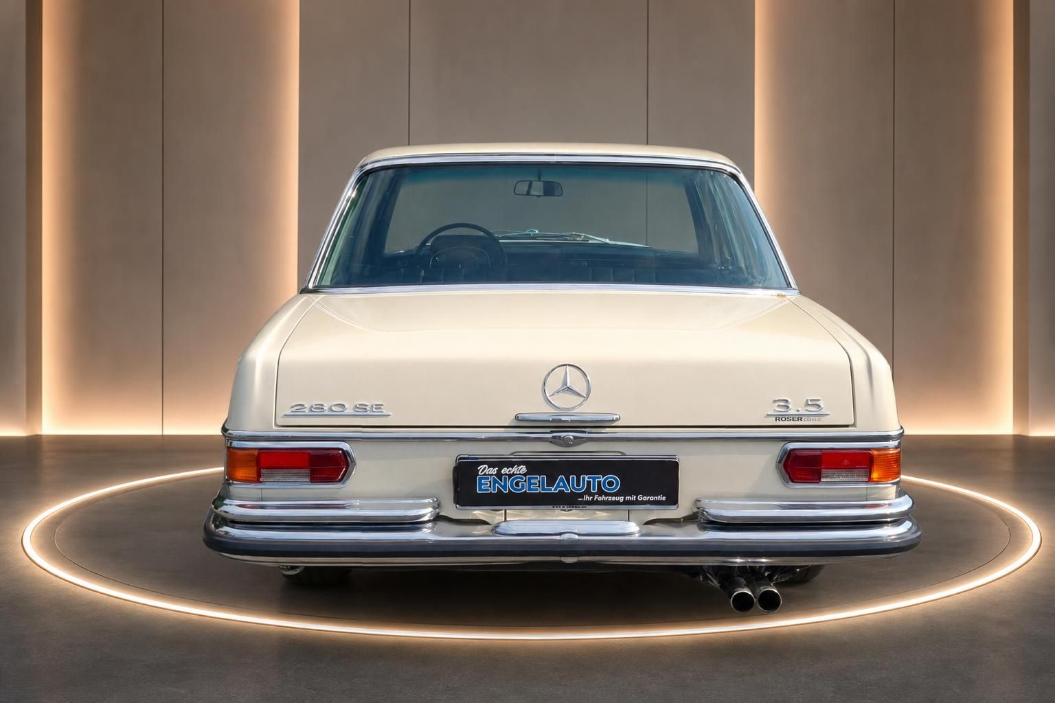 Mercedes-Benz 280 SE 3.5 W108 cremeweiß direkte Heckansicht im Showroom