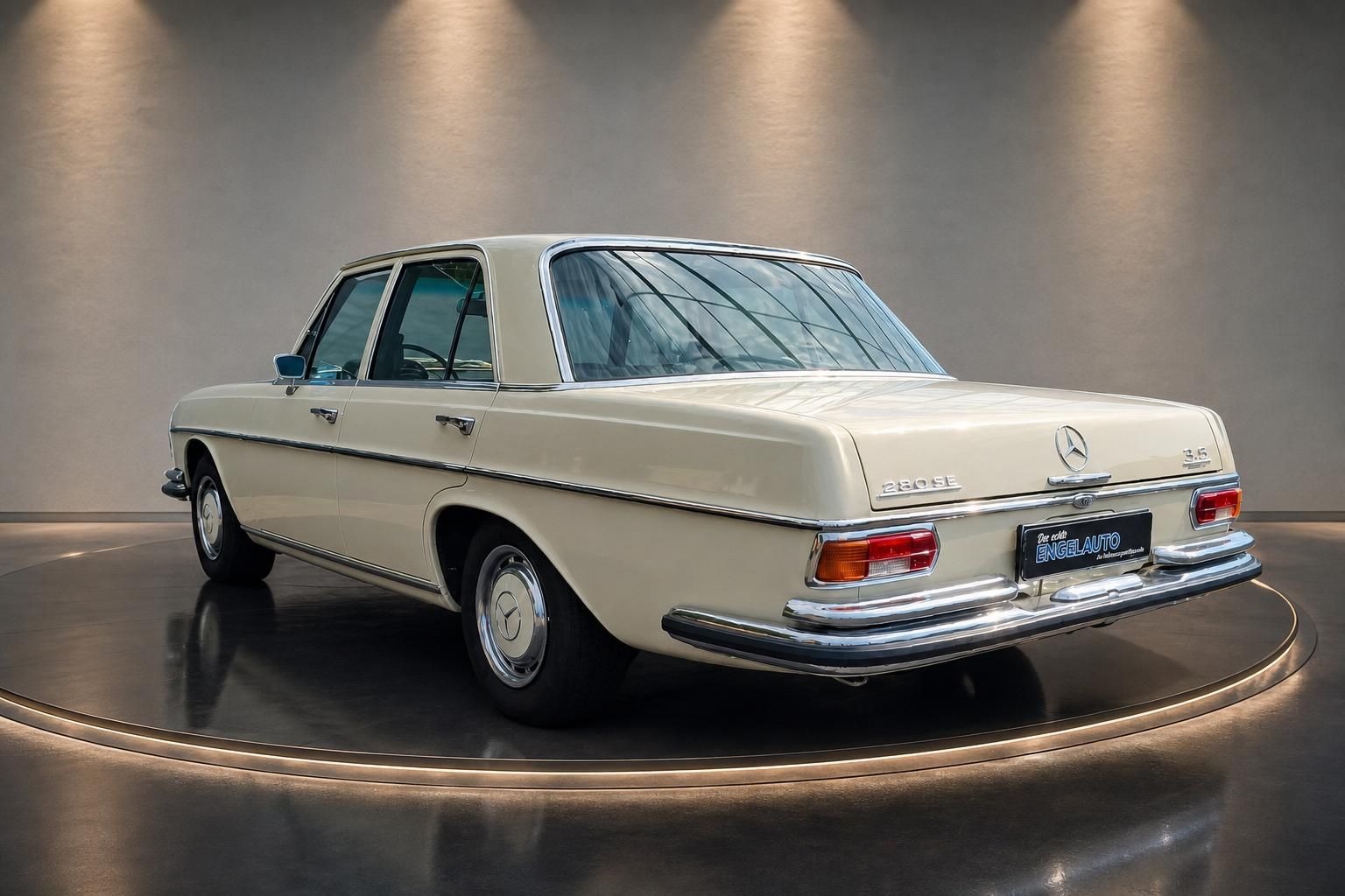 Mercedes-Benz 280 SE 3.5 W108 cremeweiß Heckansicht schräg im Showroom