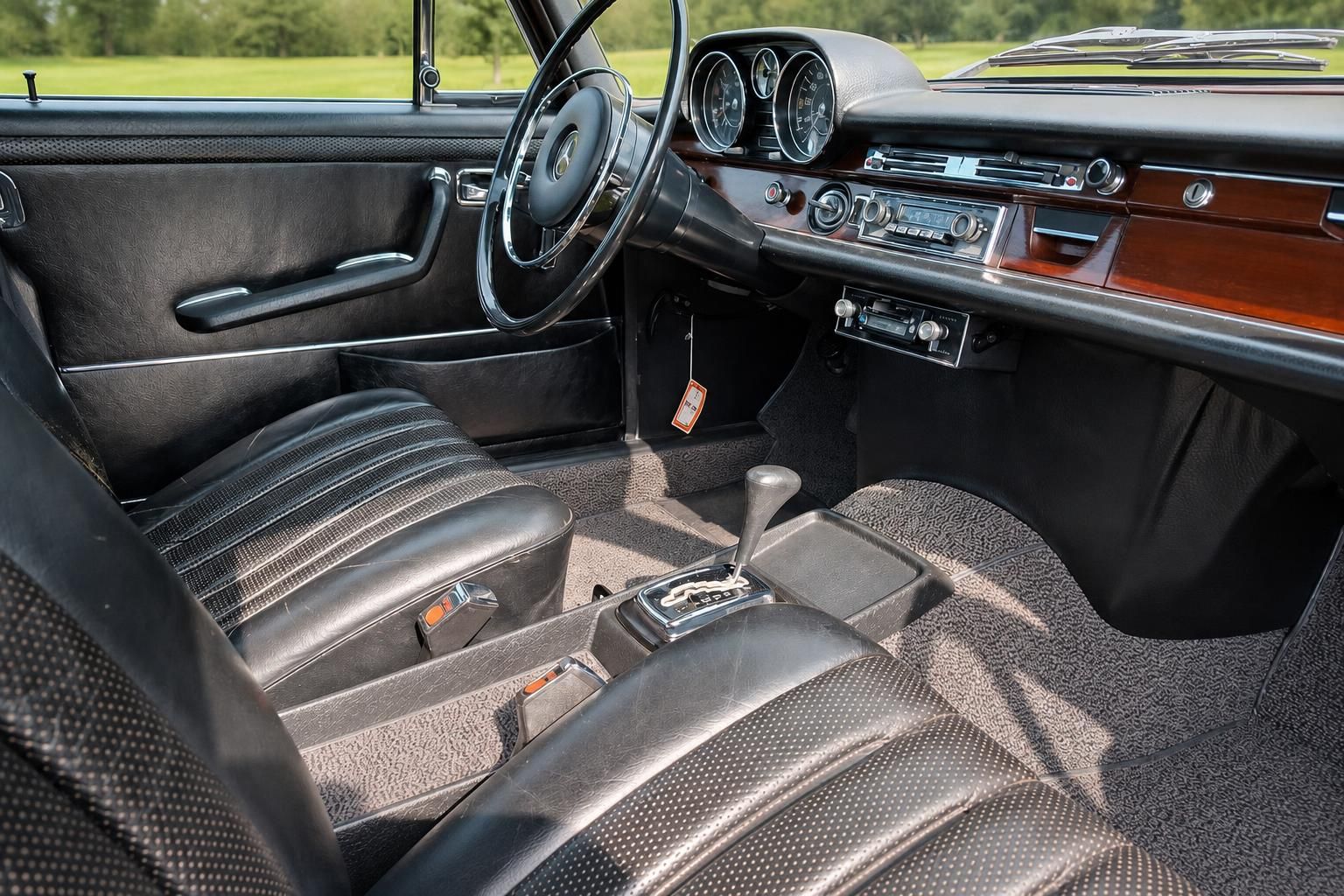 Mercedes-Benz 280 SE 3.5 W108 Innenraum Cockpit mit Holzdekor und schwarzen Ledersitzen