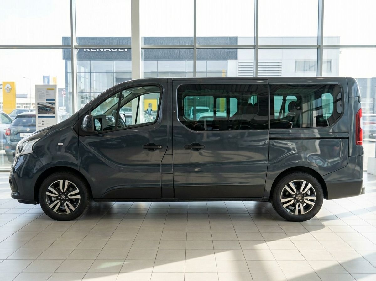 Renault Trafic Combi in Dunkelgrau im Autohaus Showroom – Seitenansicht