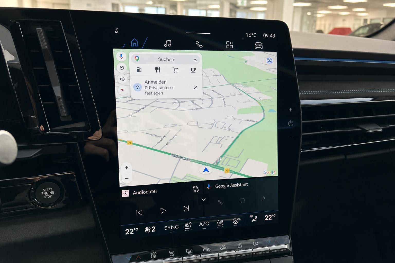 Infotainment-Display mit Navigationskarte im Fahrzeug