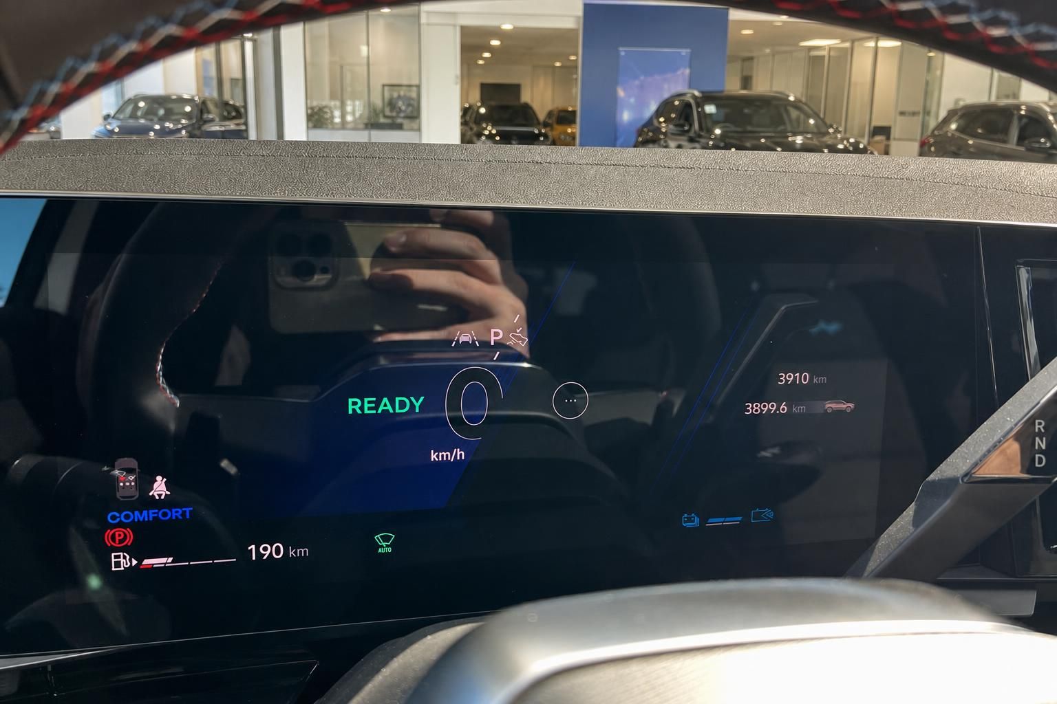 Cockpit-Display mit Kilometerstand und Fahrmodus im modernen Fahrzeug