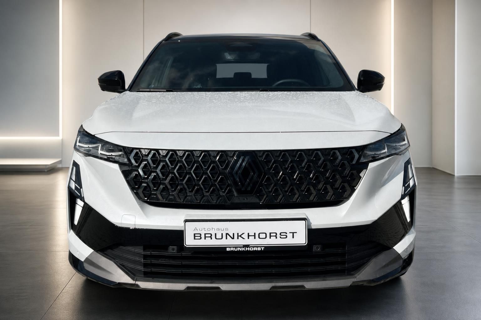 Renault Austral weiß, Frontansicht mit Kühlergrill im Showroom