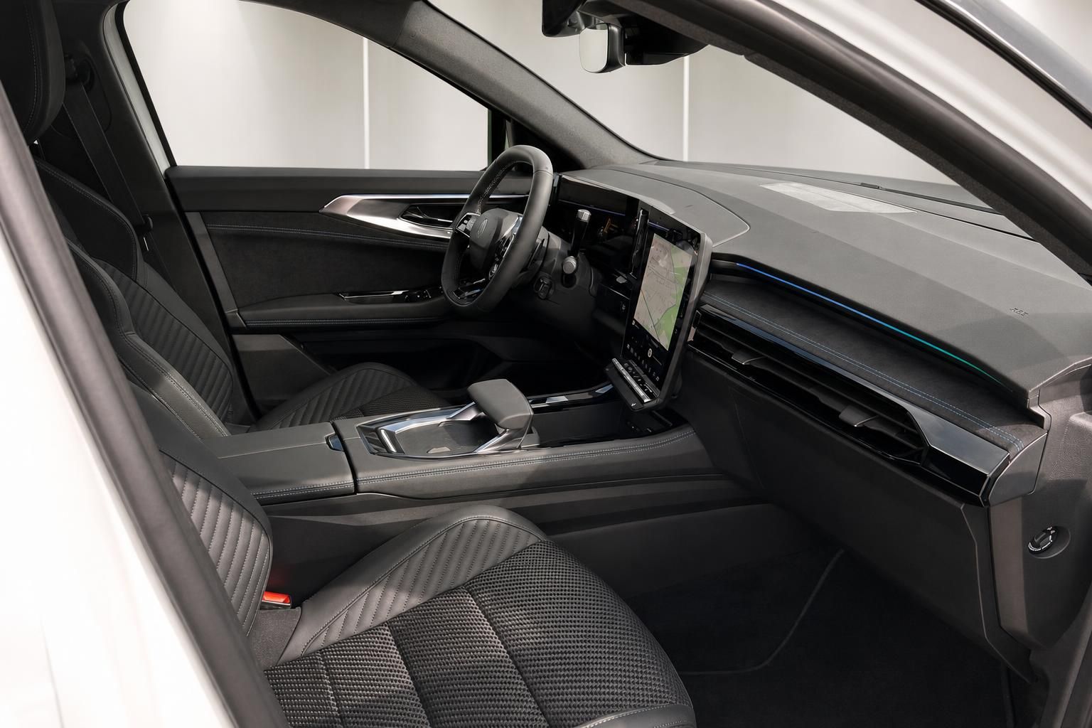 Innenraum eines Fahrzeugs mit Ledersitzen und modernem Cockpit