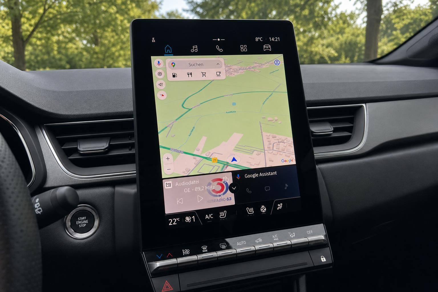 Touchscreen Infotainment-System mit Navigation und Klimasteuerung im Fahrzeug
