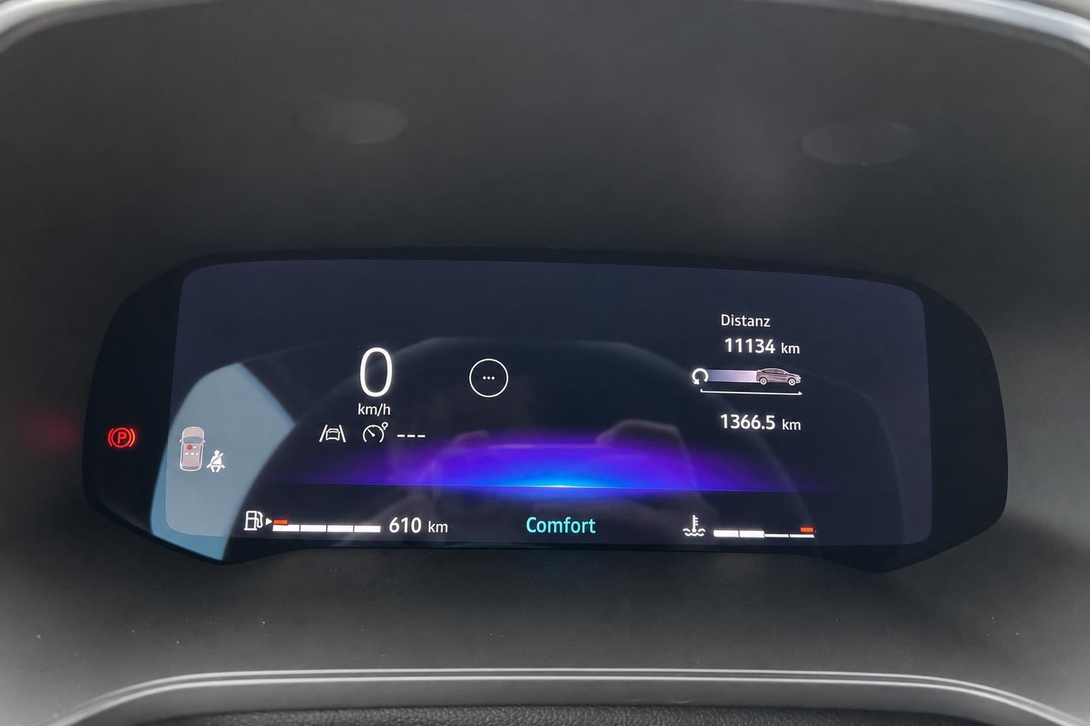 Digitales Armaturenbrett mit Komfortanzeige und Kilometerstand im modernen Fahrzeug